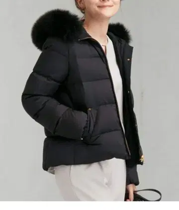 퍼 달린 블랙 다운 자켓