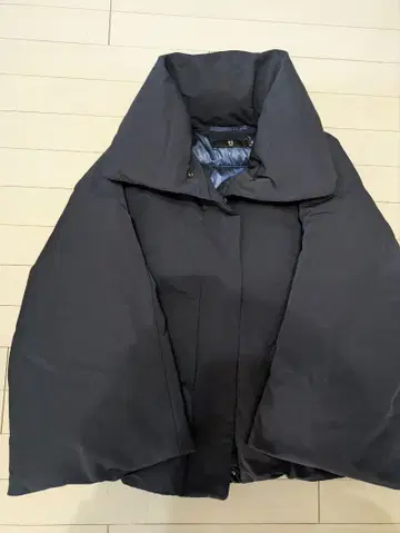 네이비 후드 부착 다운 자켓