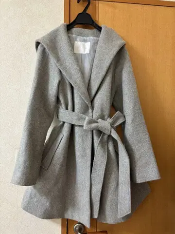 후드 부착 그레이 울 코트