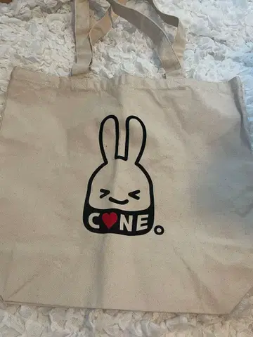 미사용 CUNE 토트백 눈을 감고