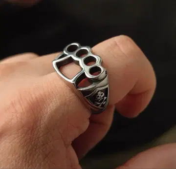 너클 더스터 링 스컬 디자인