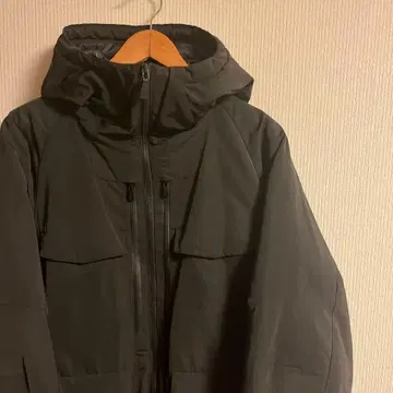 유니클로 화이트 마운티니어링 다운