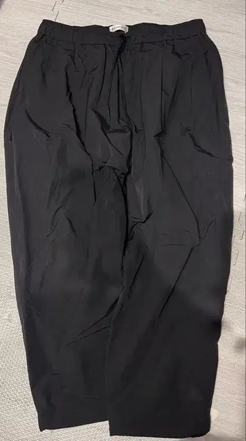 ALOUND TWOTUCK TAPERED NYLON PANTS