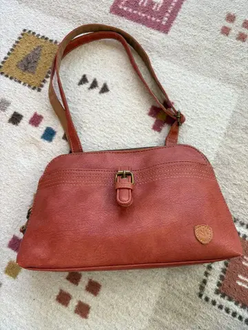 브라운 합성 피혁 숄더백