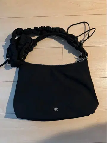 Lululemon 블랙 숄더백 프릴 스트랩