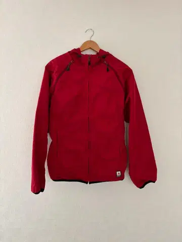 빨간색 나일론 후드티