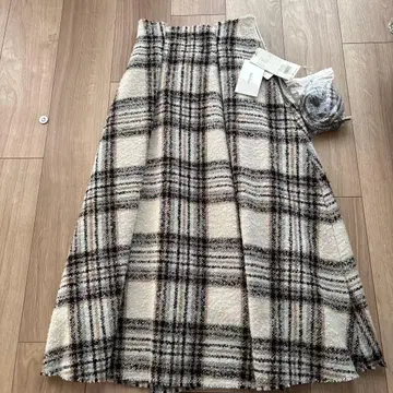 Mila Owen 트위드 체크 무늬 플레어 스커트