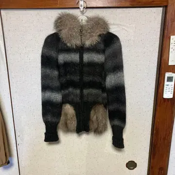 퍼 달린 스트라이프 가디건