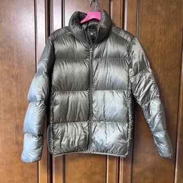 유니클로 울트라 라이트 다운 자켓 M 사이즈 다크 그린