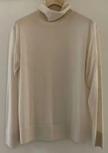 에부르 아이보리 터틀넥 니트