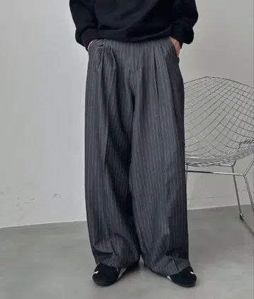 스트라이프 패턴 다크 그레이 와이드 팬츠 UNDERSTATEMENTs