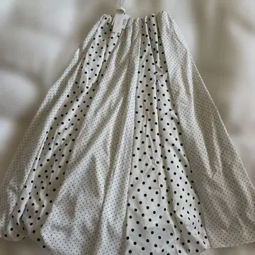 미착용 새상품 화이트 블랙 도트 플레어 스커트