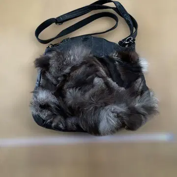 퍼 장식 숄더백 다크 브라운