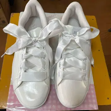 미사용 새상품 푸마 스니커즈 리본 레이스업 화이트 에나멜 25cm