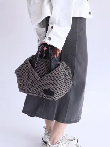 nouer 그레이 메쉬 핸드백