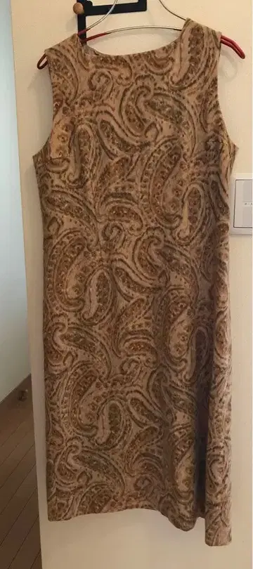 베이지 페이즐리 무늬 슬리브리스 원피스