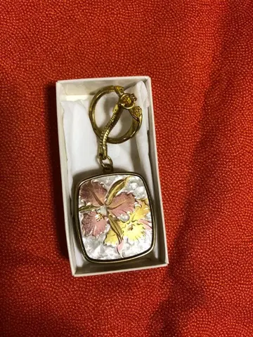 꽃무늬 골드 컬러 펜던트