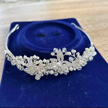 실버 꽃과 펄의 티아라