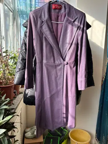 퍼플 버튼 달린 롱 코트