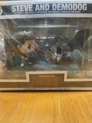 기묘한 이야기 스티브 & 데모도그 피규어
