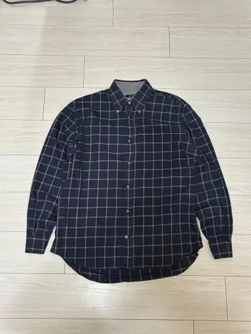 네이비 체크 무늬 긴팔 셔츠