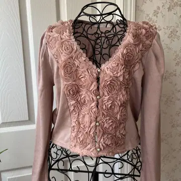 엑시즈팜 꽃무늬 장식 핑크 긴팔 가디건