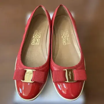 새상품급 페라가모 빨간색 스니커즈 펌프스 발레