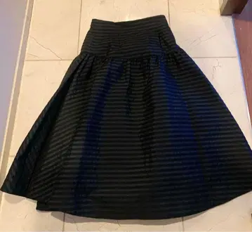 스트라이프 패턴 플레어 스커트 무릎 기장 블랙