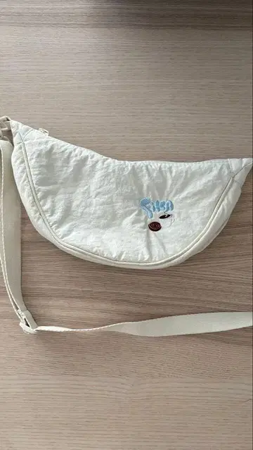 스웨덴 유니클로 자수 로고 숄더백