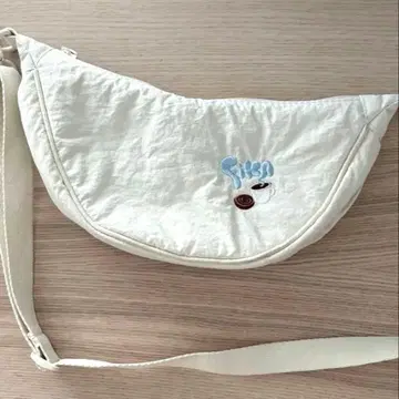 스웨덴 유니클로 자수 로고 숄더백