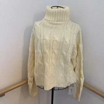 emi+ 아이보리 케이블 니트 터틀넥