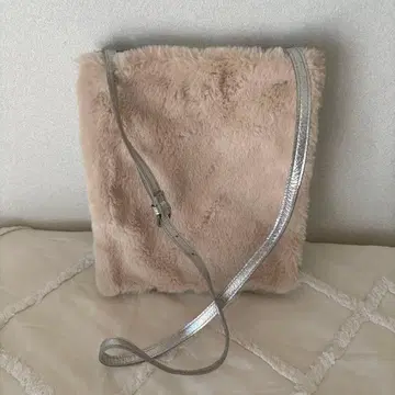 퍼 실버 숄더백