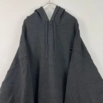 다크 그레이 후드 부착 빅 실루엣 후드티