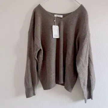 [ 새상품 ] 서니 라벨 V넥 니트