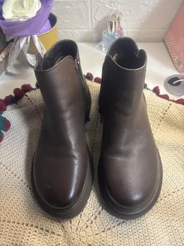 브라운 지퍼 달린 숏부츠