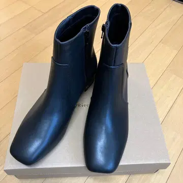 블랙 지퍼 달린 숏부츠 LL 스퀘어토 플레인 숏부츠