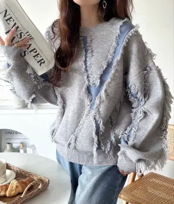 프린지 장식 그레이와 블루 니트 스웨터