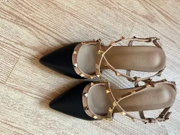 스터드 부착 블랙 스틸레토 샌들