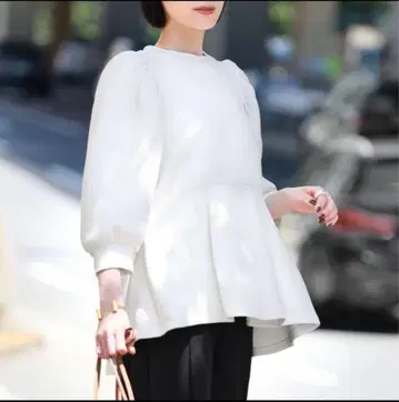 새상품급 페플럼 절개 종이상자 니트탑