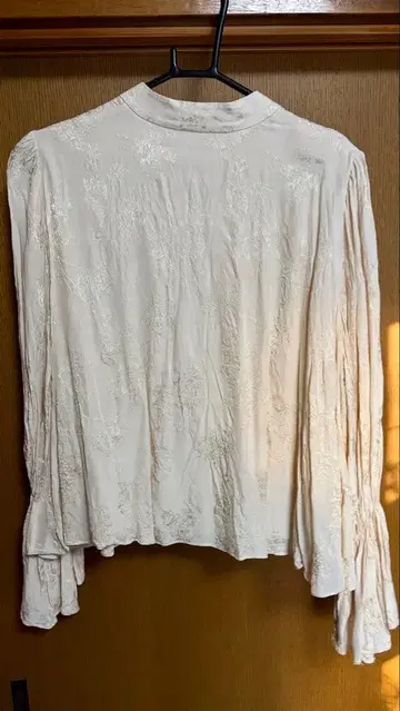 TNEWTIES 시노와즈리 패턴 캔디 슬리브 블라우스