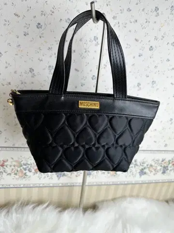 MOSCHINO 하트 퀼팅 블랙 핸드백