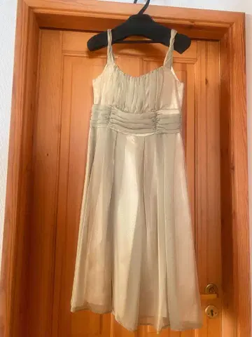 연한 베이지 스트랩 드레스