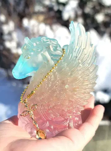 2026년 십이지. 무지개 빛 천마 별의 빛과 태양의 빛나는 오르가나이트