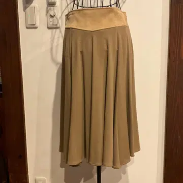 띠어리 럭스 베이지 플레어 스커트 무릎 기장