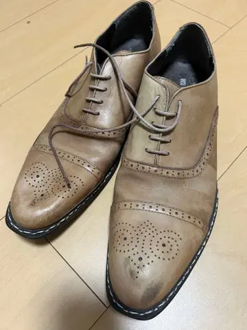 컴시즘 베이지 윙 칩 드레스 신발