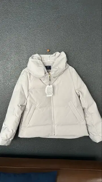 새상품, 미사용 라이트 그레이 다운 자켓 M 사이즈