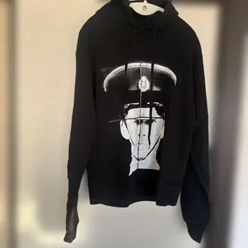 블랙 프린트 후드 부착 후드티