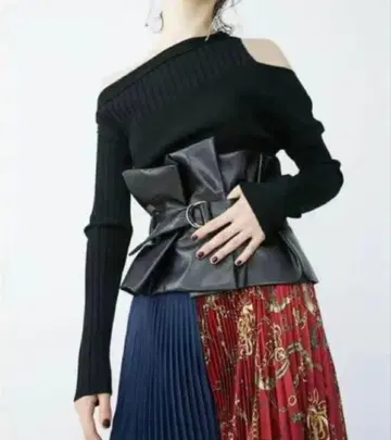 새상품급 UN3D. 앙리메트리 변형 숄더 니트탑