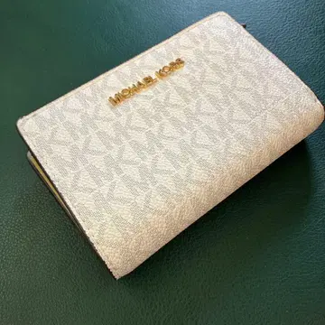 MICHAEL KORS 접이식 지갑 화이트 계열 가격 인하 사양.