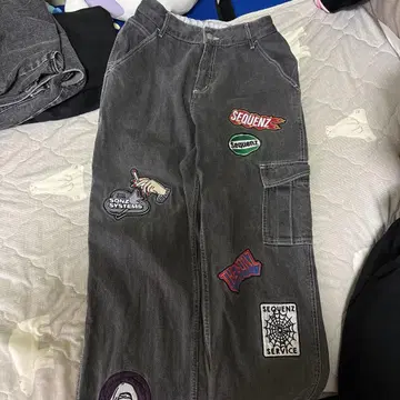 패치 포함 그레이 와이드 팬츠